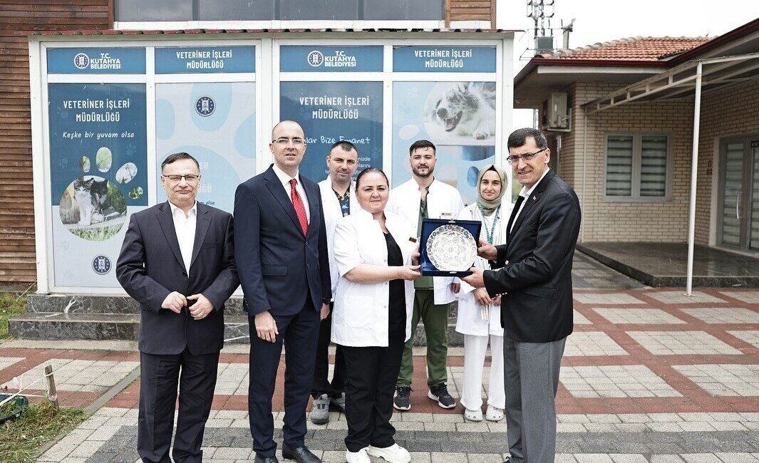 Başkan Eyüp Kahveci, Dünya Veteriner Hekimler Günü’nü kutladı Kütahya Belediye Başkanı Eyüp Kahveci, Dünya Veteriner Hekimler Günü dolayısıyla