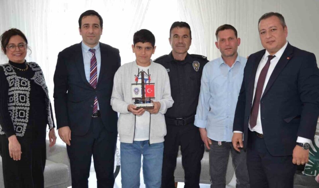 Bayrak sevdalısı kahramanı çocuğa ziyaret Bilecik’te geçtiğimiz gün bir polis otosunun önünde bulunan Türk bayrağının