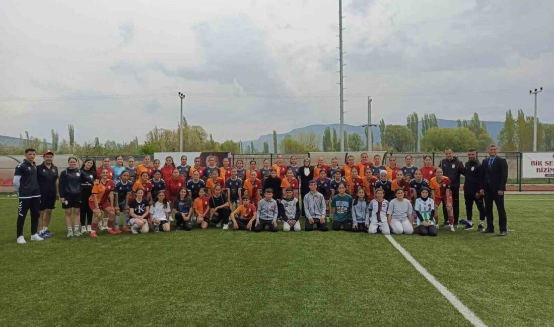 Bilecik Kolej Kız Spor Kulübü ile Galatasaray kadın futbol takımları hazırlık maçı yaptı Bilecik Kolej Kız Spor Kulübü ile Galatasaray U17 kadın futbol