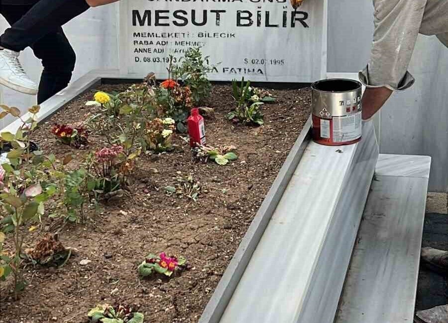 Bilecik Şehitliğinde kapsamlı çalışma Bilecik Şehir Mezarlığında bulunan şehitlikte kapsamlı bir bakım çalışması yapıldı.