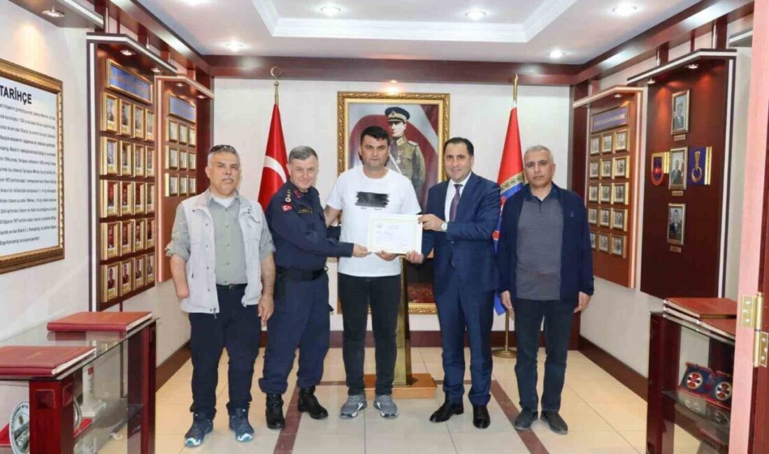 Bilecik’in kahraman gazilere başarı belgesi takdim edildi Bilecik Valisi Şefik Aygöl, kamu hizmetlerinde gösterdikleri özveri nedeniyle Bilecik’te