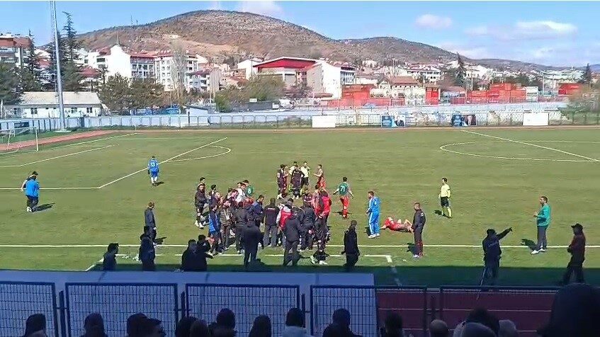 Bilecik’te amatör maçta ortalık karıştı! Bilecik 1. Amatör Lig B Grubu’nda oynanan Pazaryerispor-Osmanelispor maçında bir