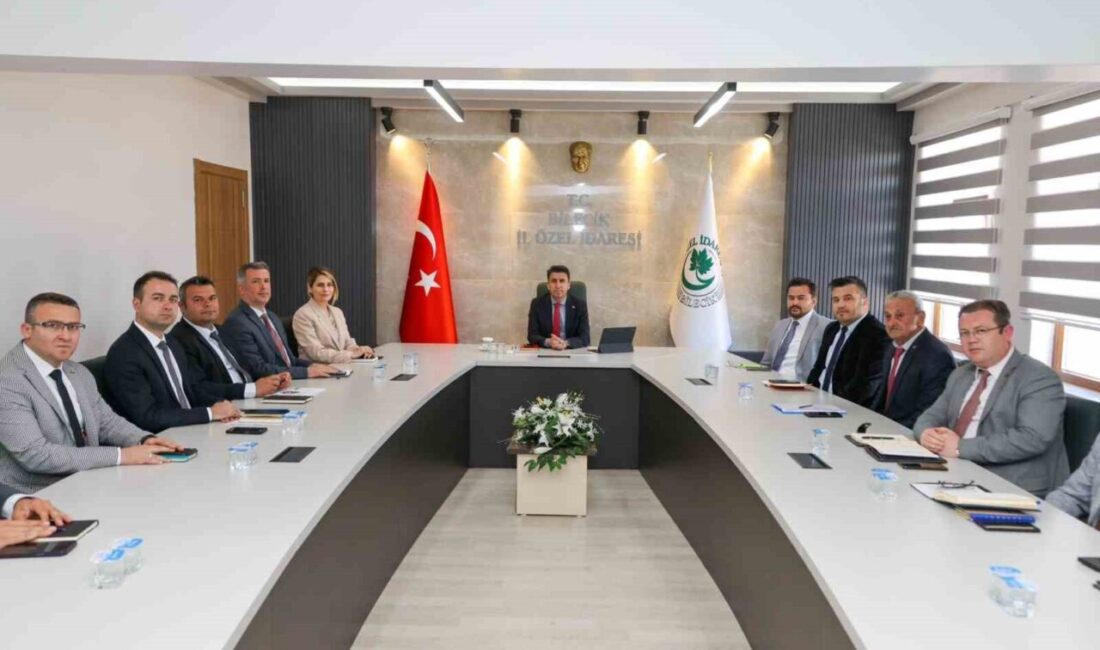 Bilecik’te asfalt sezonu başlıyor, köy yolları ve içme suyu projeleri gündemde Bilecik Valisi Şefik Aygöl’ün başkanlığında İl Özel İdaresi’nde gerçekleştirilen toplantıda,