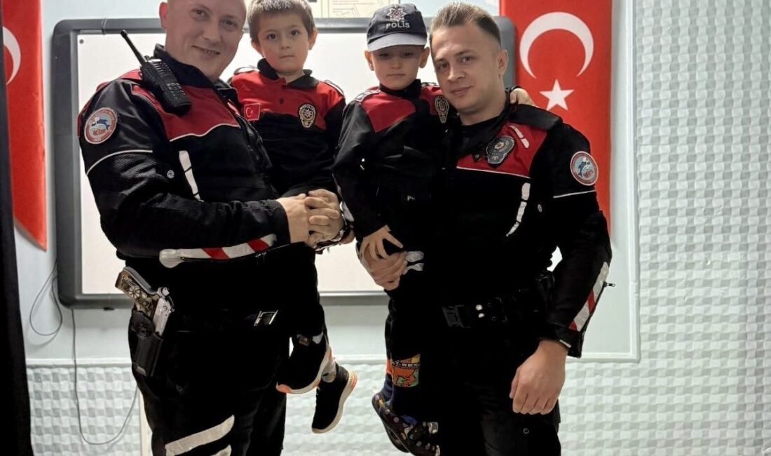 Bilecik’te miniklere polis eğitimi Bilecik’in Bozüyük İlçe Emniyet Müdürlüğü ekipleri, “Polis Sadece Korumaz, Öğretir”