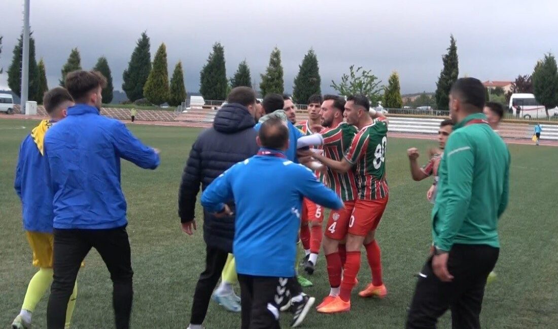 Bilecik’te şampiyonun belli olacağı futbol maçında istenmedik görüntüler ortaya çıktı Bilecik 1. Amatör Lig’in şampiyonunun belli olacağı play-off maçının son