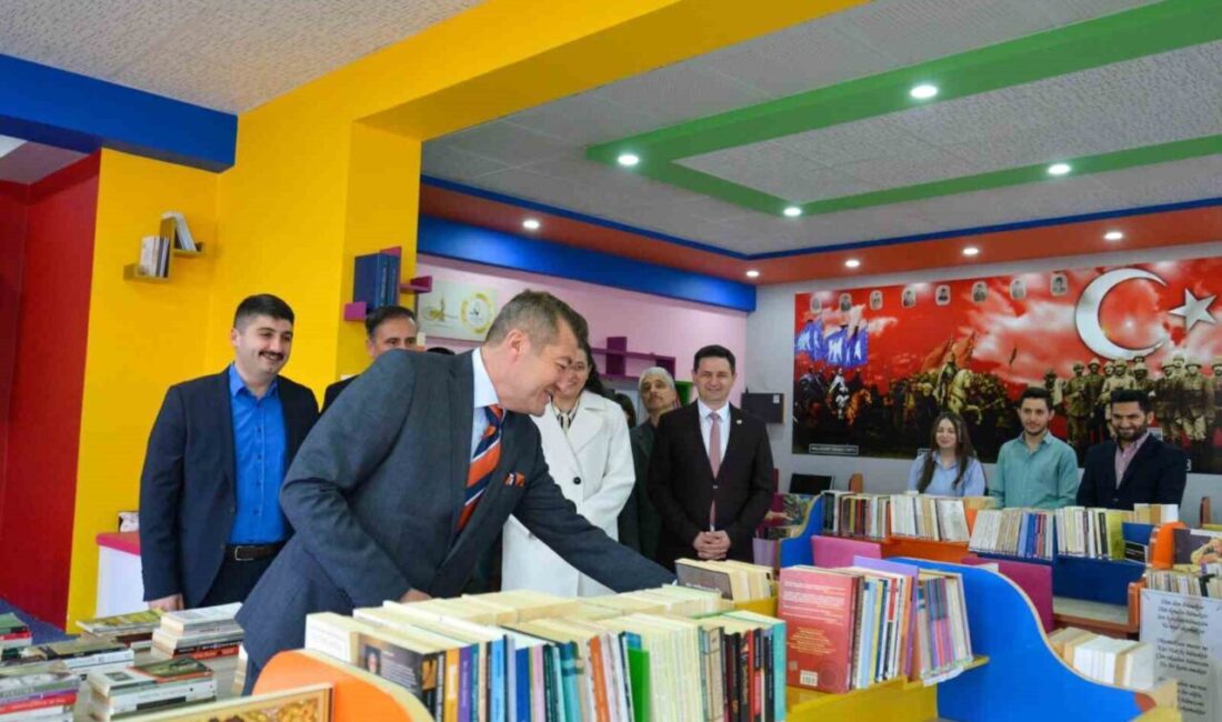 BŞEÜ’den lise öğrencilerine 236 adet kitap hediye edildi Bilecik Şeyh Edebali Üniversitesi (BŞEÜ), Kütüphane Haftası kapsamında, bilgiye erişimi