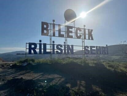 Bu manzara Bilecik’e hiç yakışmıyor Bilecik il girişinde bulunan ’Diriliş Şehri’ yazısı bulunan tabelanın bakımsızlıktan