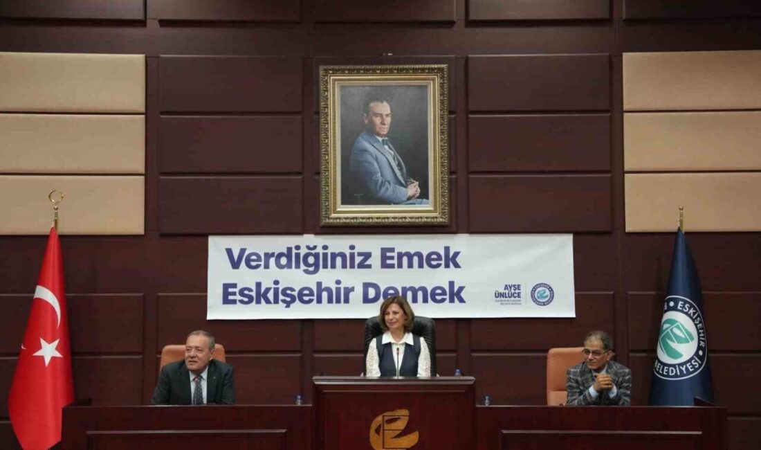 Büyükşehirden emekli olan personele veda buluşması Eskişehir Büyükşehir Belediye Başkanı Ayşe Ünlüce, Büyükşehir Belediyesi’nden emekli olan
