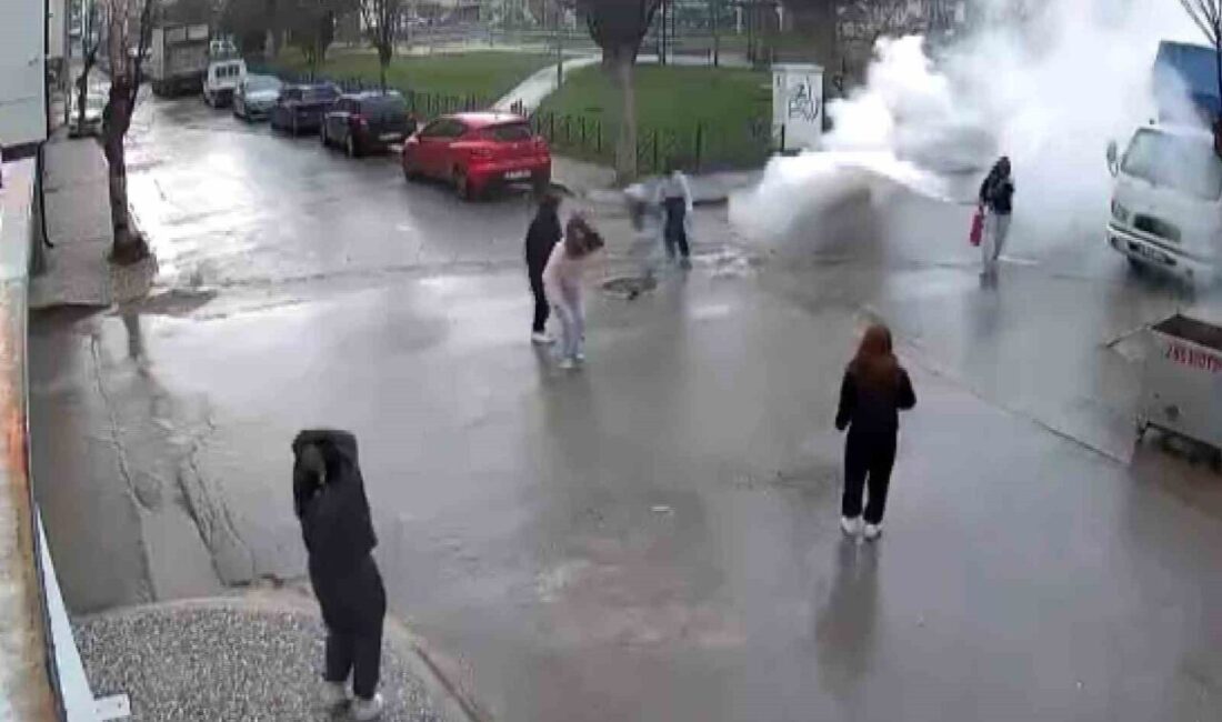 Eskişehir’de bir camiye giren çocuklar, aldıkları yangın tüpünü birbirlerinin üzerine