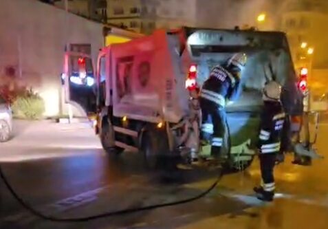 Çöp kamyonunun arkasında çıkan yangın söndürüldü Eskişehir’de bir çöp kamyonunun arkasında çıkan yangın itfaiye ekiplerinin müdahalesi