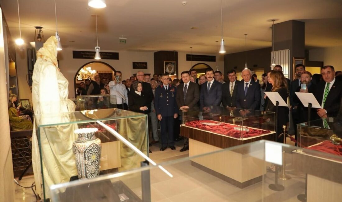 Cumhuriyet’in 102. yılına özel “100+2 Süreli Sergi Projesi” Kütahya’da açıldı Cumhuriyet’in 102. yılı dolayısıyla Kültür ve Turizm Bakanlığı tarafından başlatılan