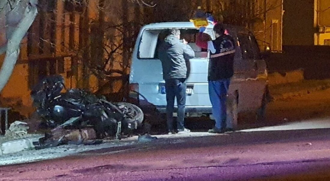 Isparta’nın Yalvaç ilçesinde motosikletiyle demir korkuluklara çarpan öğretmen, savrularak park