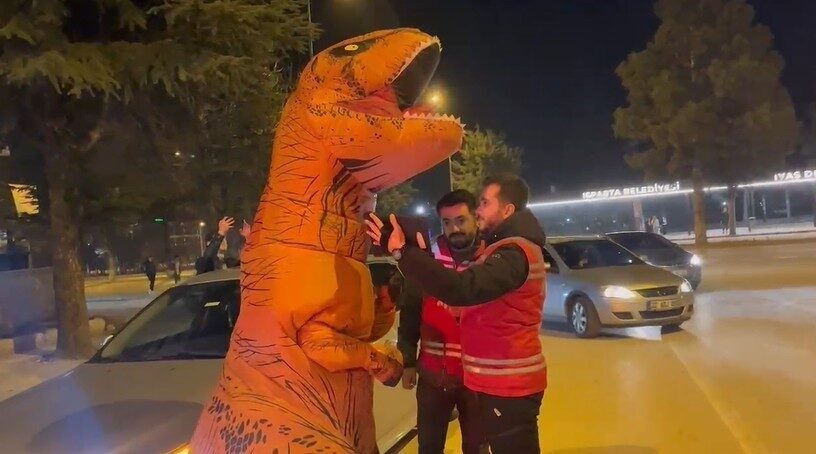 Isparta’da dinozor kostümüyle dikkat çeken ve polislerin GBT sorgusunda tanınarak