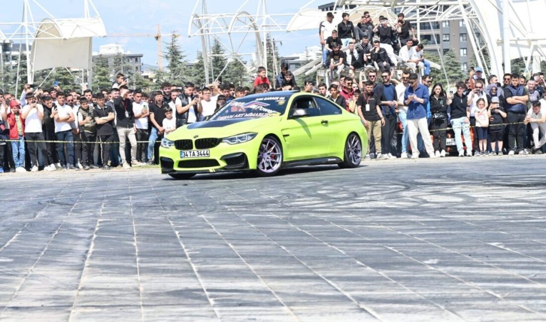 DMD kas hastası Görkem Efe’nin spor arabayla drift hayali gerçek oldu Isparta Belediyesi’nin katkılarıyla ikincisi düzenlenen Modifiyeli Araçlar Festivali bu yıl