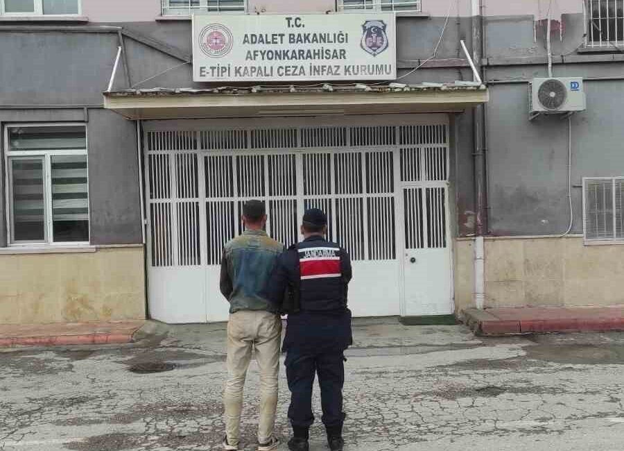 Dolandırıcılık suçundan aranan şahsı jandarma yakaladı Afyonkarahisar’da dolandırıcılık suçundan 4 yıl hapis cezasıyla aranan şahıs jandarmanın