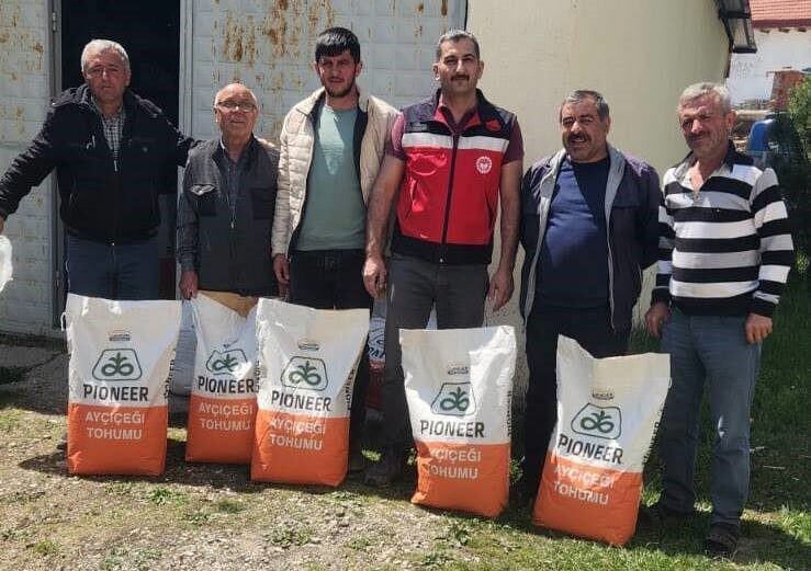 Dumlupınar’da çiftçilere yüzde 75 hibeli yağlık ay çiçeği ve fasulye tohumu dağıtıldı Kütahya’nın Dumlupınar ilçesinde Tarım Arazilerinin Kullanımının Etkinleştirilmesi” (TAKE) Projesi çerçevesinde