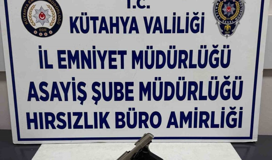 Dur ihtarına uymayan ehliyetsiz sürücünün aracında ruhsatsız tabanca ele geçirildi Kütahya’daki polis uygulama noktasında dur ihtarına uymayan ehliyetsiz sürücünün aracında