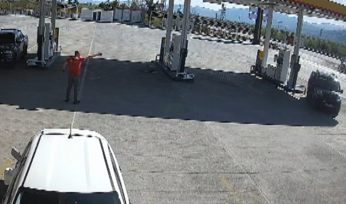 El freni çekilmeyen araç az kalsın faciaya neden oluyordu Afyonkarahisar’da akaryakıt istasyonunda el freni çekilmeyen hafif ticari araç bir