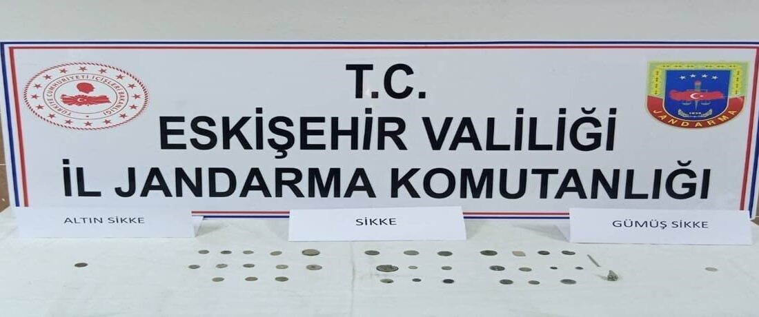 Ellerindeki tarihi eserlere müşteri ararken jandarmaya yakalandılar Eskişehir’de, elindeki tarihi eserleri satmak için müşteri arayan şahıslar, jandarma