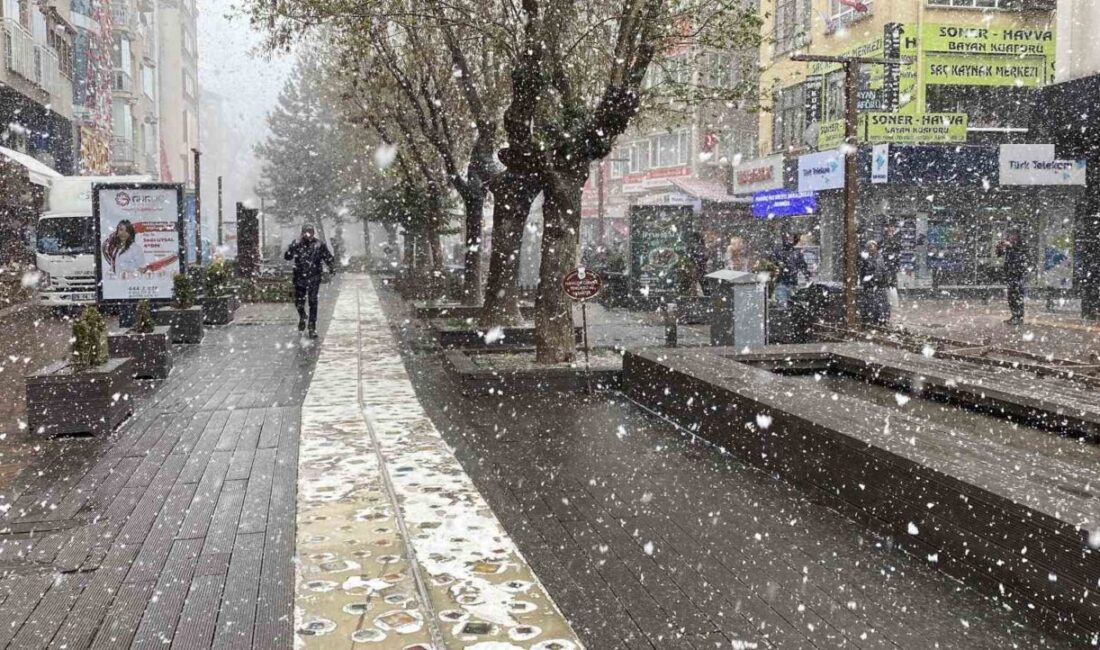 Eskişehir kent merkezinde yoğun kar yağışı etkili oldu Eskişehir kent merkezinde birkaç gündür devam eden soğuk havanın ardından