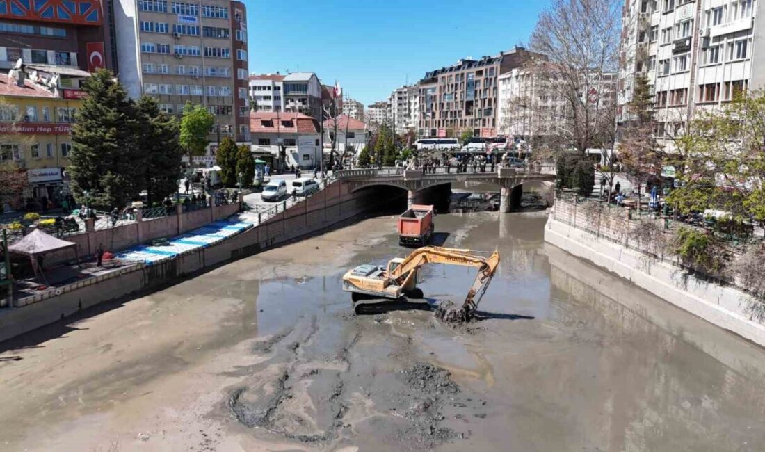 Porsuk Çayı’nın suyu kesilerek Eskişehir kent merkezinden geçen kısmında ekskavatör