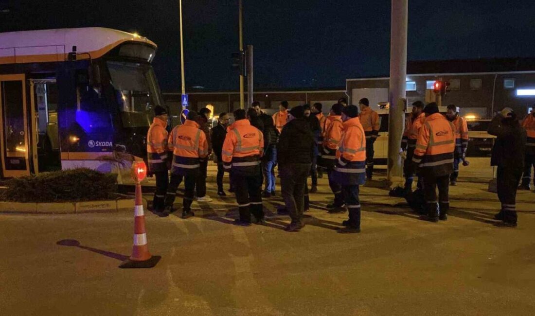 Eskişehir’de kamyon tramvaya çarptı: Seferler aksadı Eskişehir’de bir kamyonun tramvaya çarptığı kaza maddi hasarla atlatıldı. Kaza