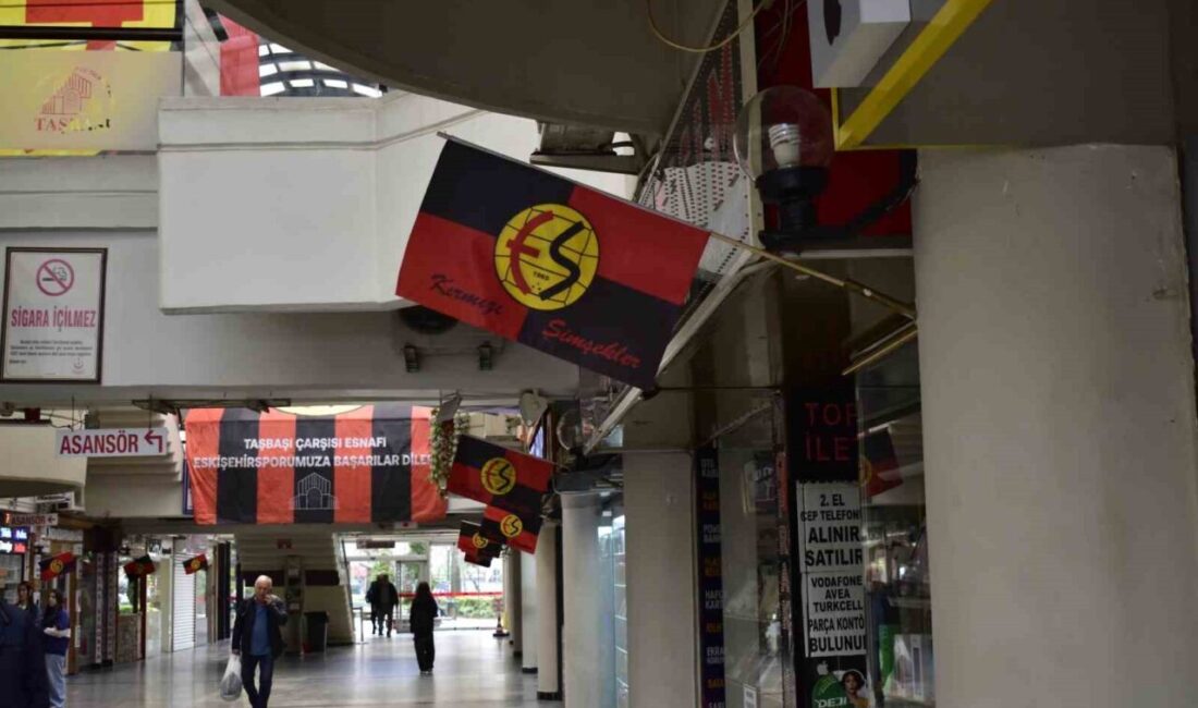 Eskişehir’de maç heyecanı: Kent kırmızı-siyaha büründü Eskişehirspor’un bugün oynayacağı kritik maç öncesi çarşı esnafı, vitrinlerini Eskişehirspor