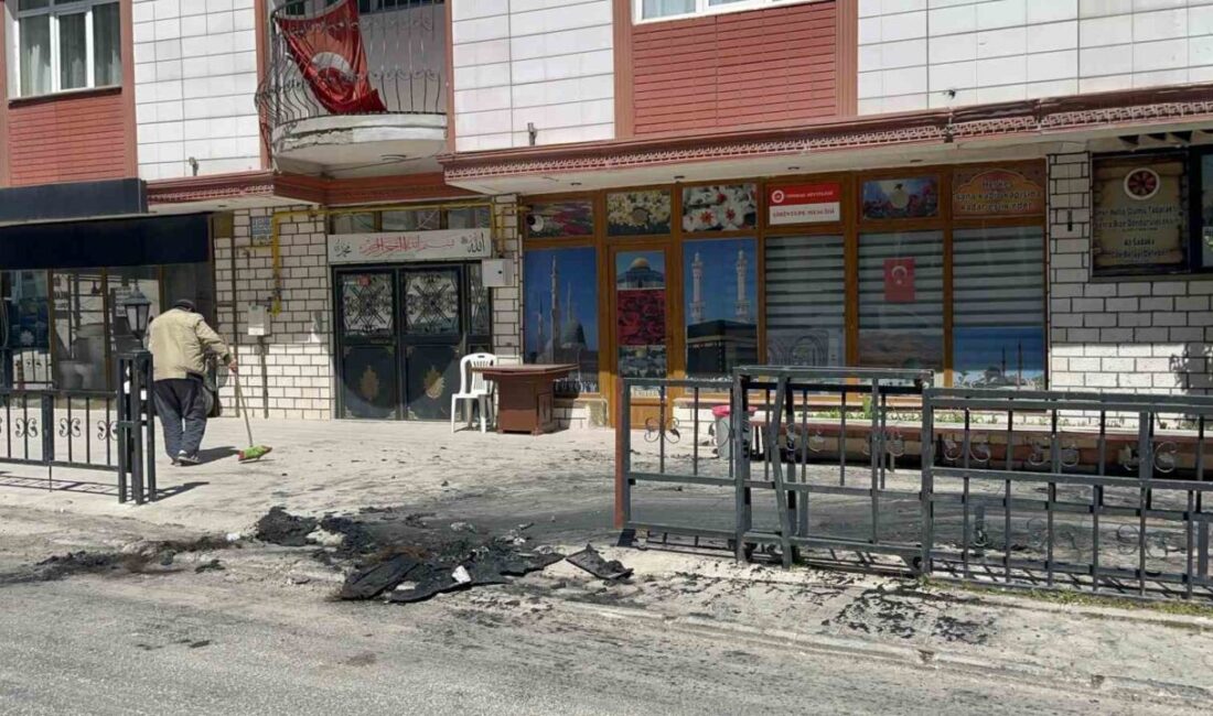 Eskişehir’de park halindeki aracın kundaklandığı iddiası Eskişehir’de bir mescidin önünde park halinde olan otomobilin, sabah erken