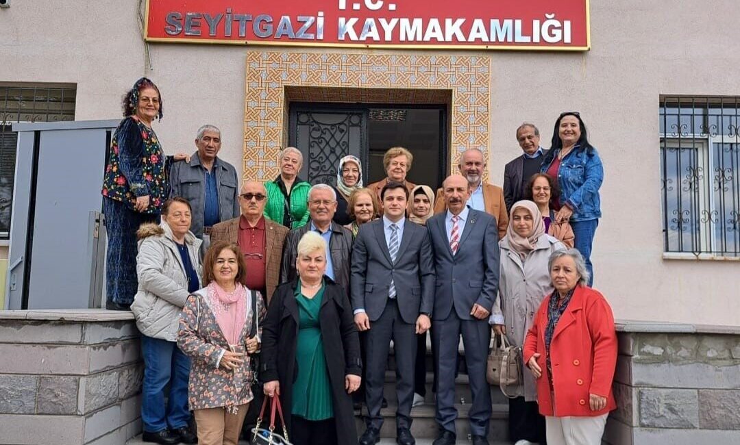 Eskişehir’de şiir ve müzik etkinliğine katılan şairler ve ozanlar, gezdikleri tarihi eserlere hayran kaldılar Yurt içinden ve dışından Eskişehir’e gelerek şiir ve müzik etkinliğine
