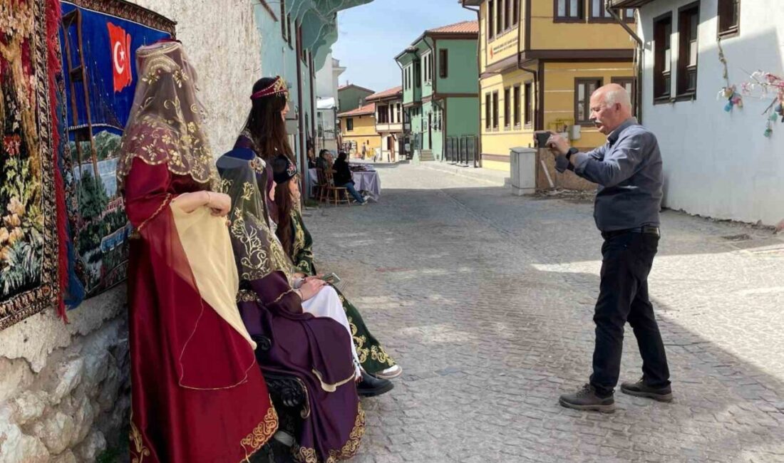 Odunpazarı’nda 12 yıldır Eskişehir’in kültürünü yaşatan Necdet Erduran, dükkânına gelen