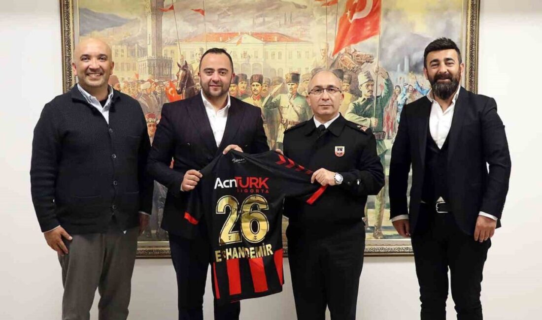 Eskişehirspor yönetiminden İl Jandarma Komutanı’na ziyaret Eskişehirspor Kulüp Başkanı Ulaş Entok ve Yönetim Kurulu üyeleri, Eskişehir