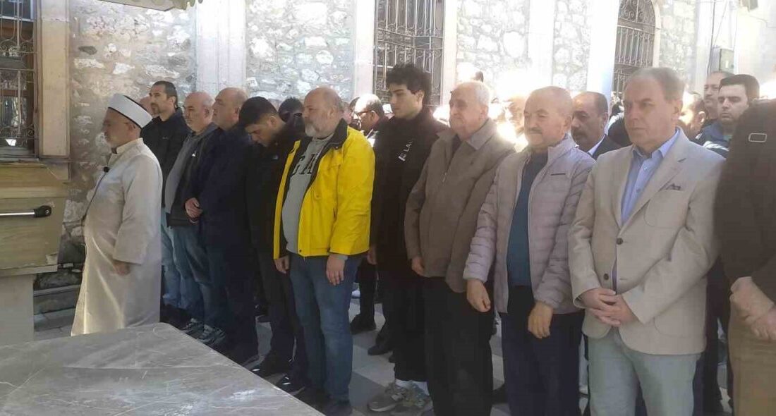 Gazeteci Abdülkadir Ekmekçioğlu Emet’te toprağa verildi Geçirdiği kalp krizi sonucu hayatını kaybeden Kütahya’nın Emet ilçesinin duayen