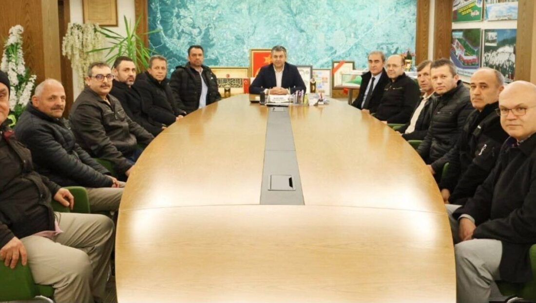 Gediz Belediye Başkanı Akel’den emekli personele vefa plaketi Kütahya’nın Gediz ilçesinde Belediye Başkanı Necdet Akel, Gediz Belediyesi’nden emekli