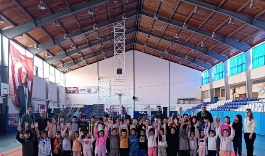 Gediz’de minik adımlar sporla buluştu Kütahya’nın Gediz ilçesinde, “Spora İlk Adım” projesi kapsamında Kurtuluş İlkokulu