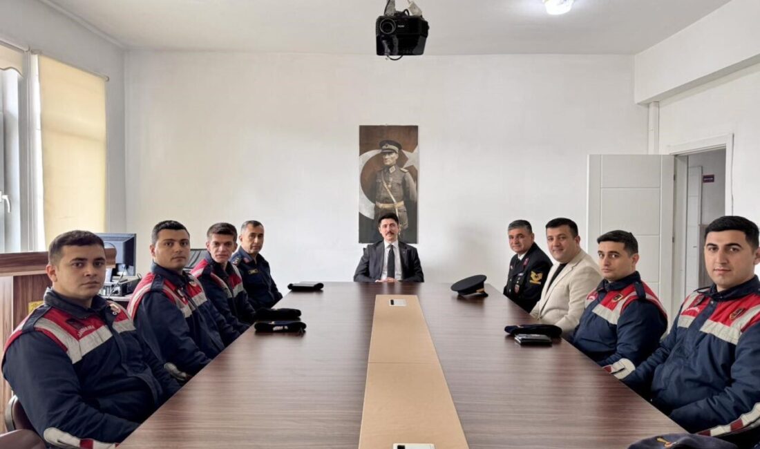 Görevi başındaki personellerle bir araya gelindi Bilecik’in Pazaryeri ilçesi Kaymakamı Ahmed Tayyib Kahraman, ilçe Jandarma Komutanlığı