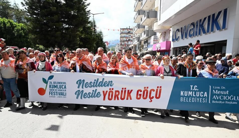 Gültekin Uysal, Kumluca Tarım ve Seracılık Festivali’ne Katıldı Demokrat Parti Genel Başkanı Gültekin Uysal, Antalya'nın Kumluca ilçesinde düzenlenen