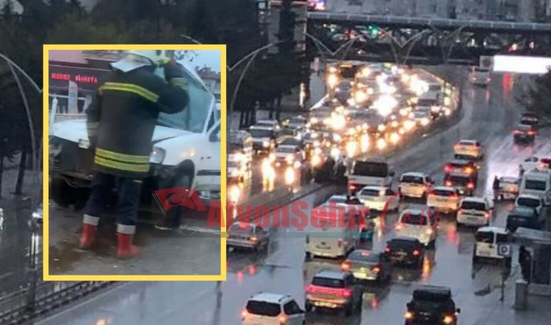 Afyonkarahisar Atatürk Caddesi üzerindeki üst geçit altında meydana gelen trafik