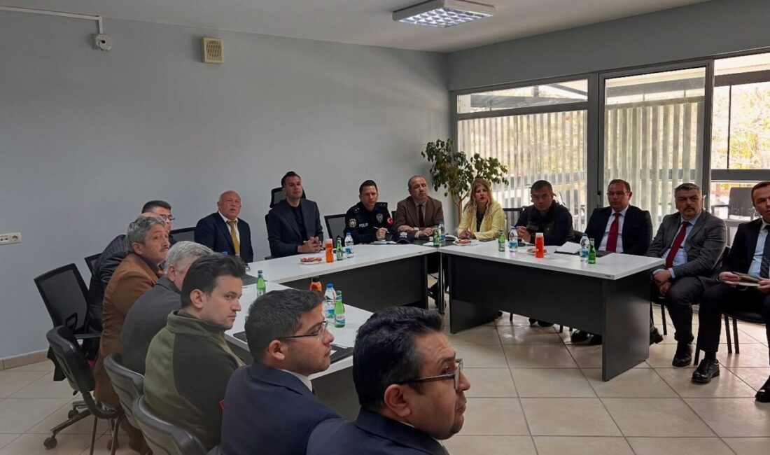 Halk Günü Toplantısı’nda talep ve öneriler doğrudan dinlendi Sinanpaşa Kaymakamı Emrah Aslan, Küçükhüyük beldesinde düzenlenen Halk Günü Toplantısı’nda
