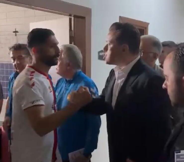 Hatipoğlu, Eskişehirspor futbolcularını yalnız bırakmadı Eskişehir AK Parti Milletvekili Nebi Hatipoğlu, Manavgat Belediyespor maçında 1-0