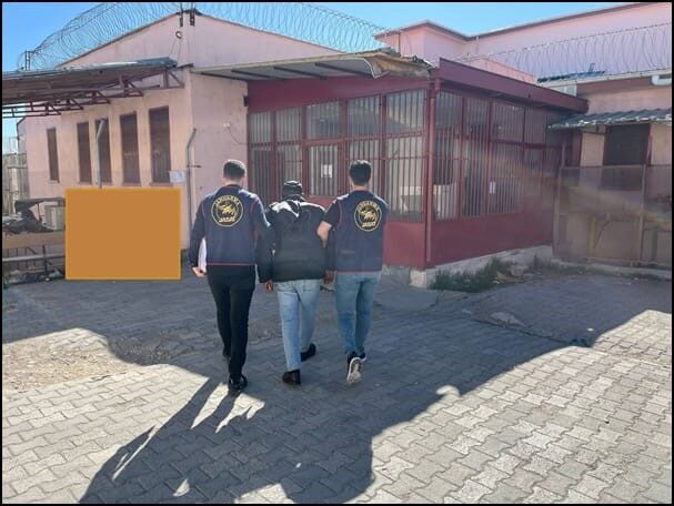 Hayvan hırsızlığından aranan şahıs çobanlık yaparken yakalandı Eskişehir’de jandarma ekiplerince, ’Büyük veya Küçükbaş Hayvan Hırsızlığı’ suçundan 7