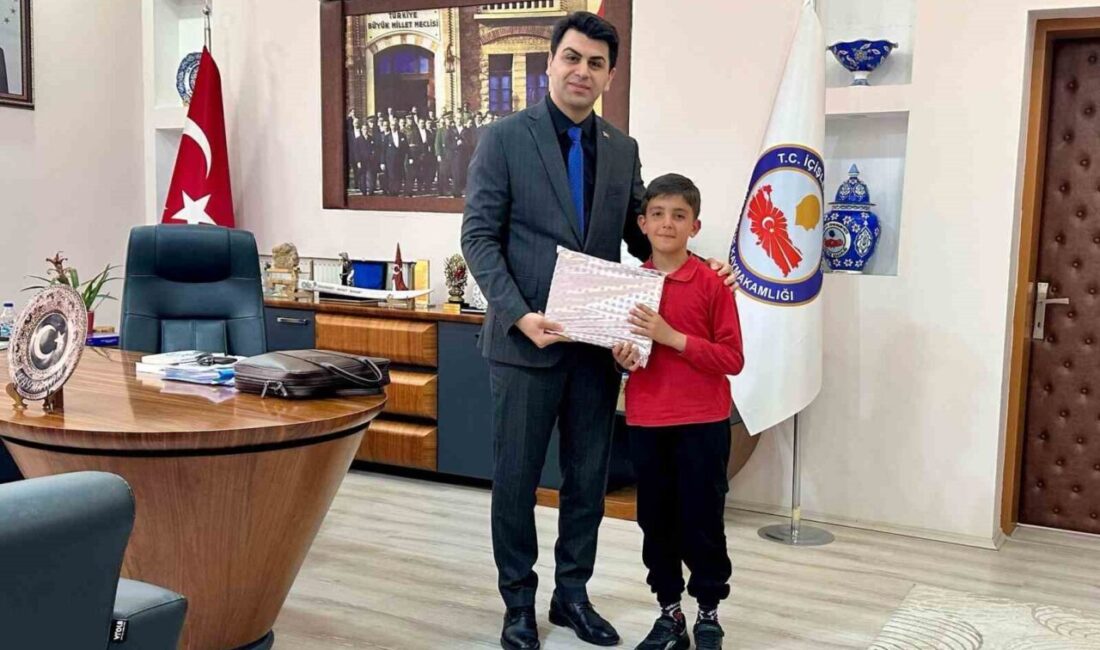 Hisarcık Kaymakamı Bahar, yarışmada il birincisi olan öğrenciyi ödüllendirdi Hisarcık Kaymakamı Muhammet Samet Bahar, il geneli düzenlenen “Sağlıklı Nesil