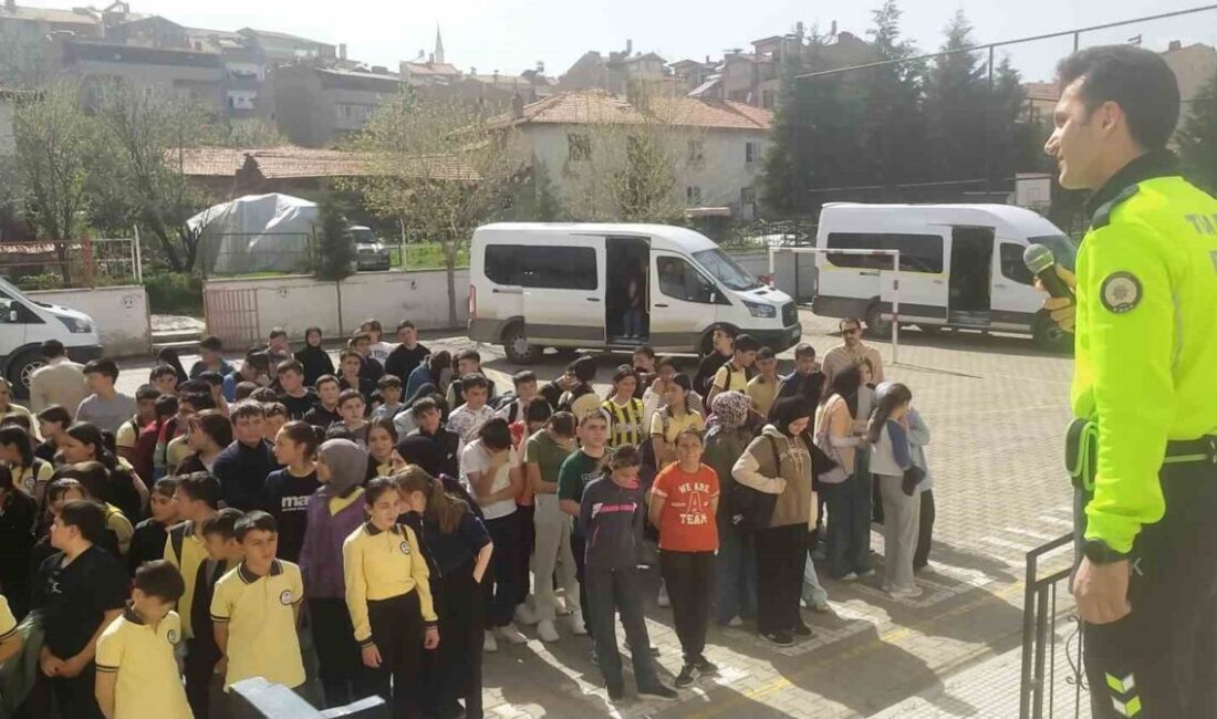 Hisarcık polisinden öğrencilere trafik güvenliği eğitimi Kütahya’nın Hisarcık ilçesi Şehitler Ortaokulunda trafik kazalarının önlenmesi, motosiklet ve