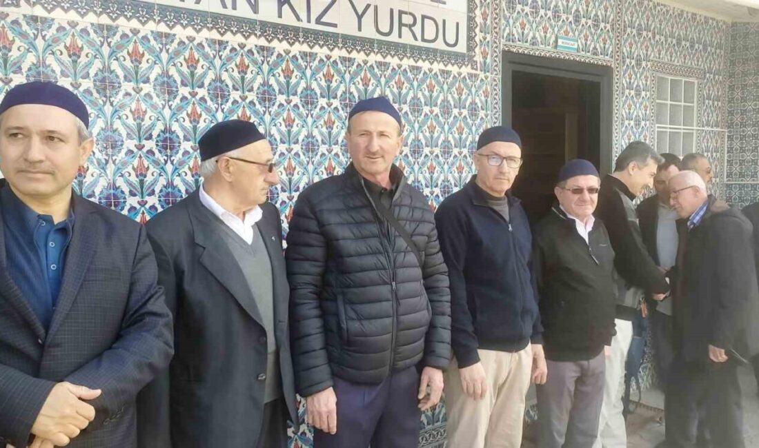 Hisarcık’ta 20 kişilik umre kafilesi dualarla uğurlandı Kütahya’nın Hisarcık ilçesinde, şirket organizasyonunda umreye gidecek olan 20 kişilik