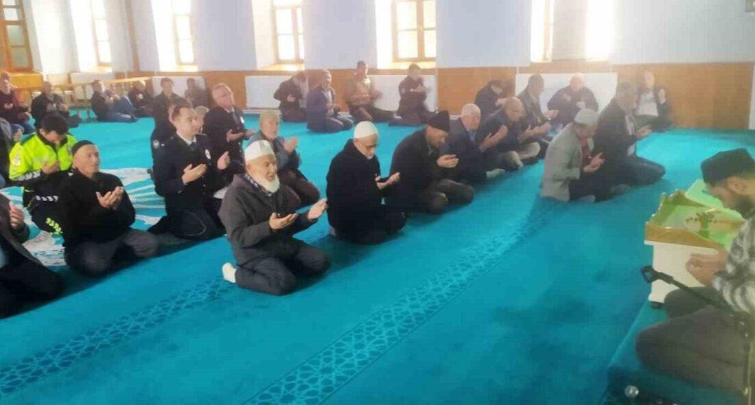 Hisarcık’ta şehit polis ve askerler için mevlit okutuldu Kütahya’nın Hisarcık ilçesinde, Polis Teşkilatı’nın kuruluşunun 180. yıldönümü etkinlikleri çerçevesinde