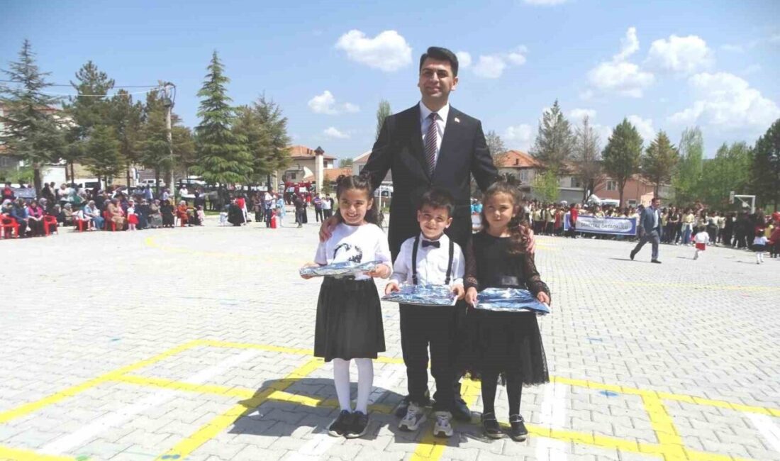 Hisarcık’ta yarışmalarda dereceye giren öğrenciler ödüllendirildi Kütahya’nın Hisarcık ilçesinde 23 Nisan Ulusal Egemenlik ve Çocuk Bayramı