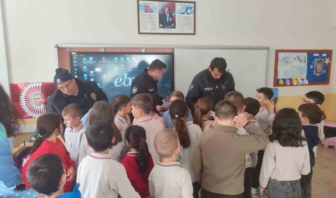 Bilecik’in Bozüyük ilçesinde yapılan ihbarla bir okula giden polisler, öğrencilerin