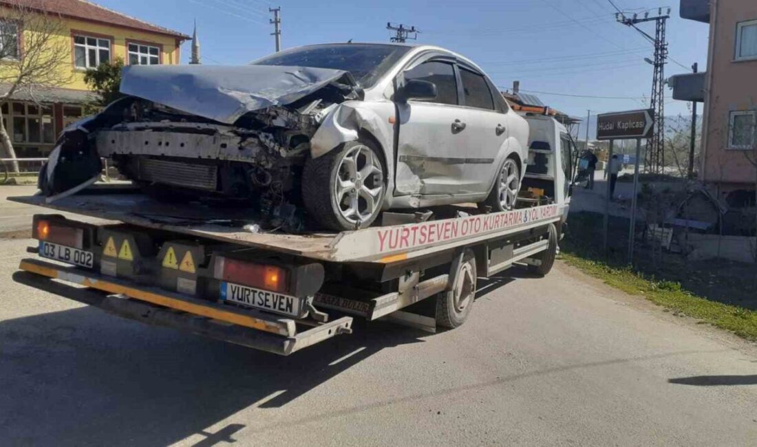 Afyonkarahisar’da iki otomobilin çarpışması sonucu yaşanan trafik kazasında 4 kişi