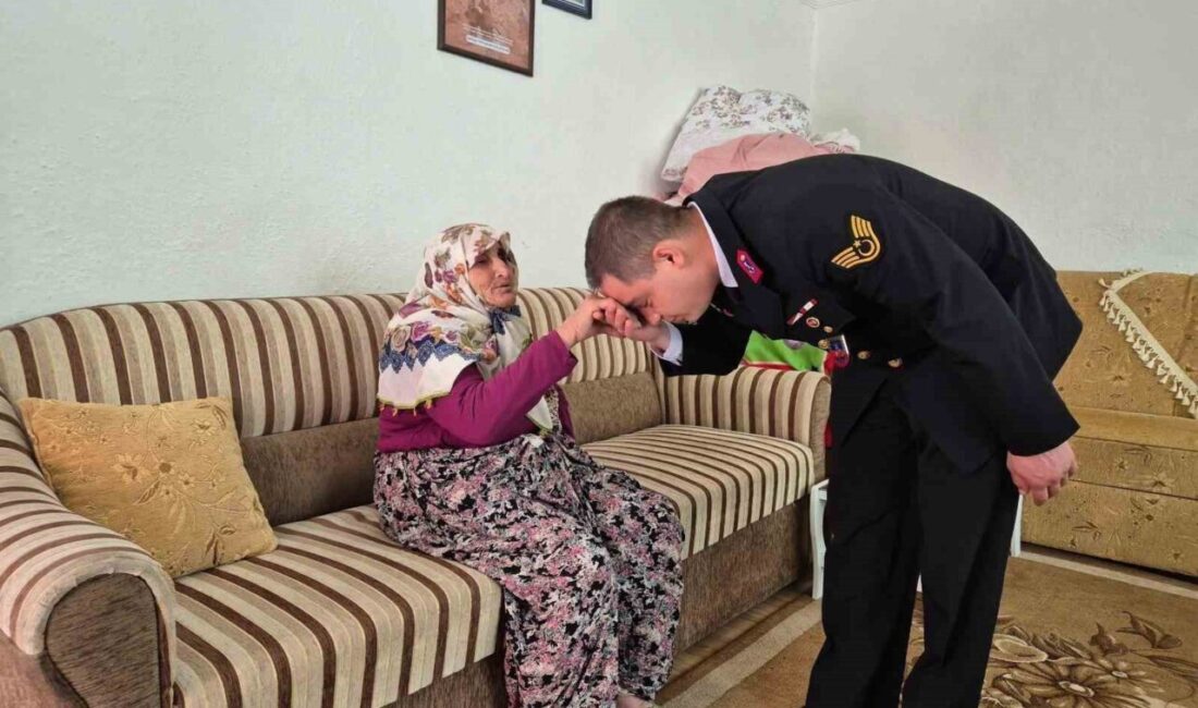 İl Jandarma Komutanlığı’ndan şehit ve gazi ailelerine ziyaret Eskişehir’de jandarma personeli tarafından 18 Mart Çanakkale Şehitleri Günü ve