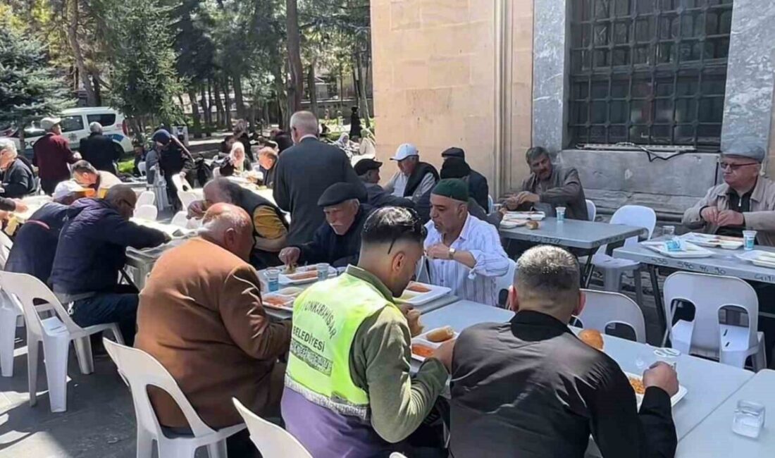 İmaret Camii’nde yüzlerce yıllık yemek dağıtım geleneği yaşatılıyor Afyonkarahisar’ın tarihi İmaret Camii’nde (Gedik Ahmet Paşa Camii), unutulmuş bir