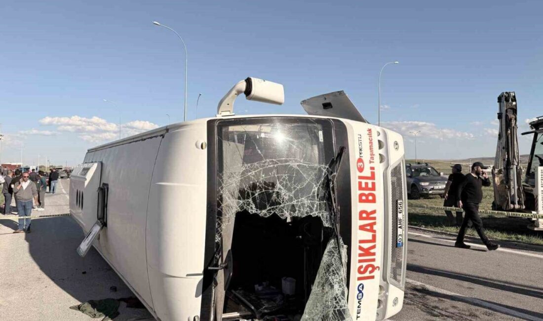 İşçi servisi ile otomobil çarpıştı: 12 yaralı Afyonkarahisar’da fabrika işçilerini taşıyan midibüsün otomobille çarpışması sonucu meydana gelen